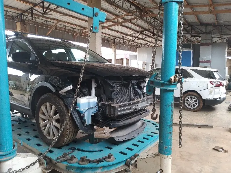 SUV mounted on a chassis-frame straightening system